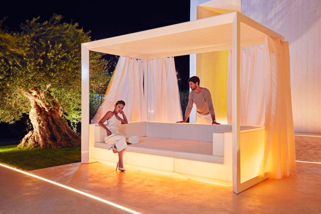 muebles-exterior-dise├▒o-con-luz-sofa-pergola-vela-ramonestve-vondom (2)
