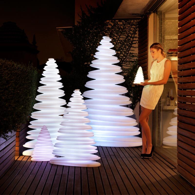 arbol-navidad-dise├▒o-iluminacion-decoracion-exterior-chrismy-terasa-sapey-vondom